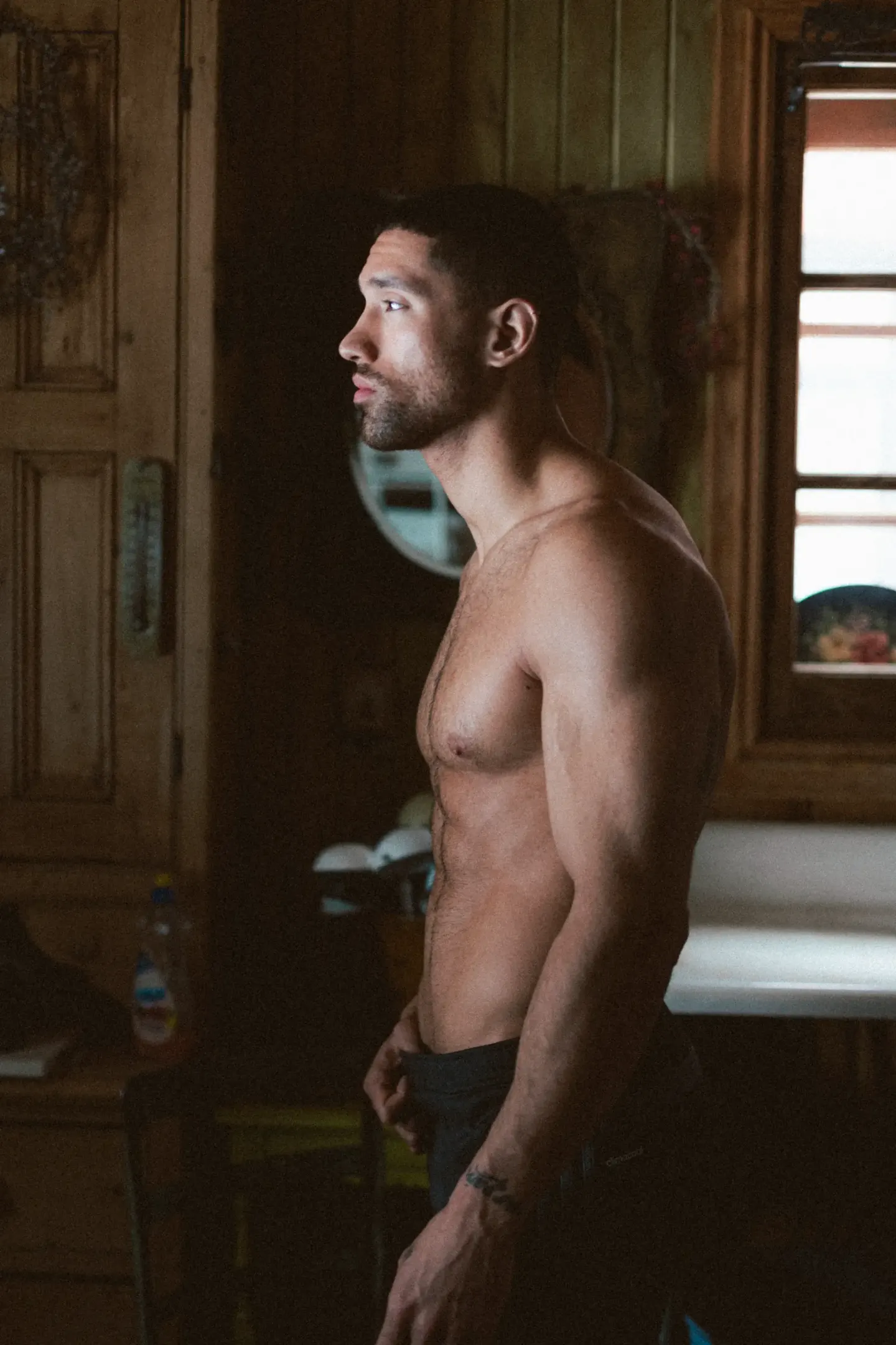Portrait boudoir homme barbu chalet — séance intime Belle Tronche Boudoir