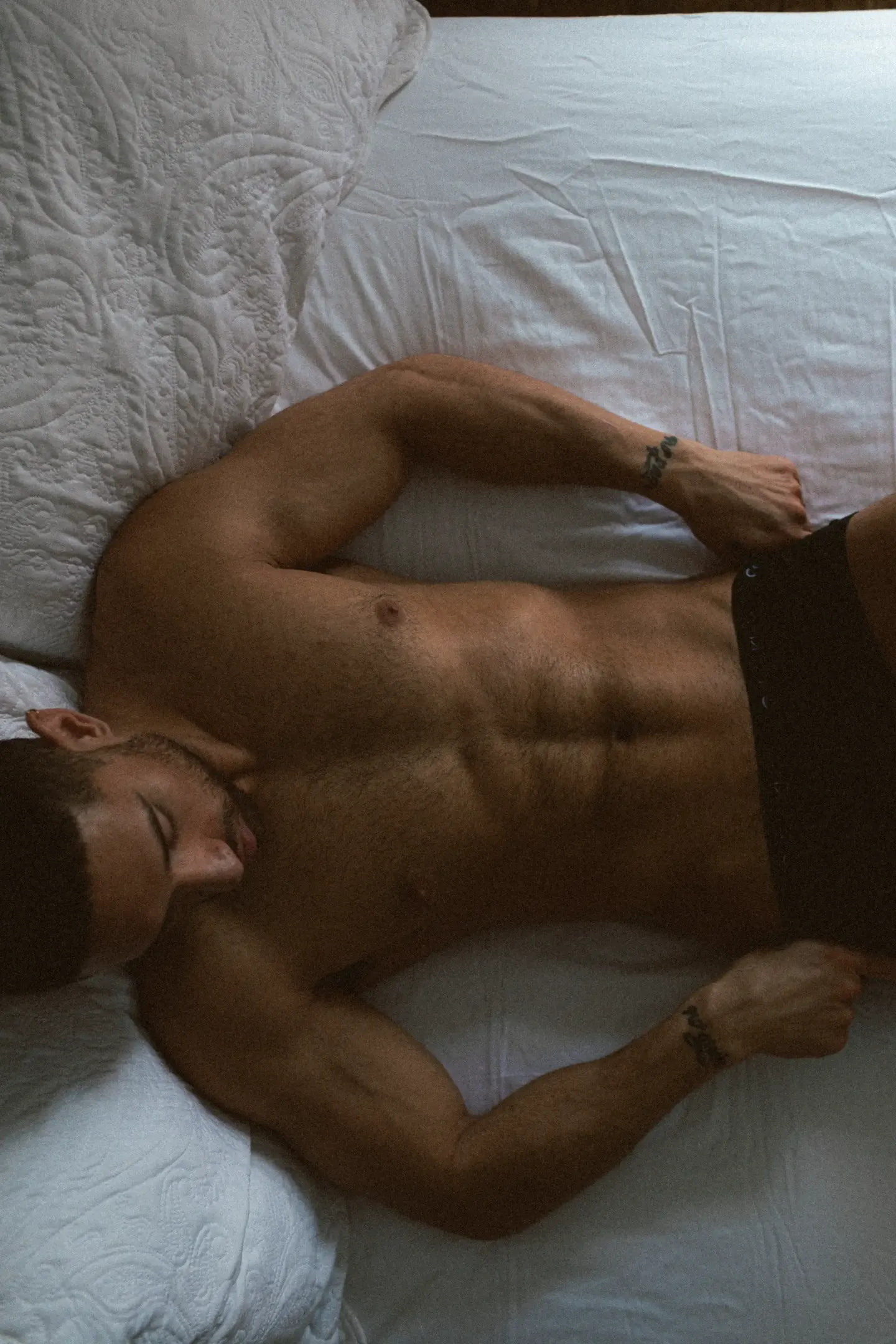 Séance boudoir homme chalet Laurentides — portrait masculin torse nu