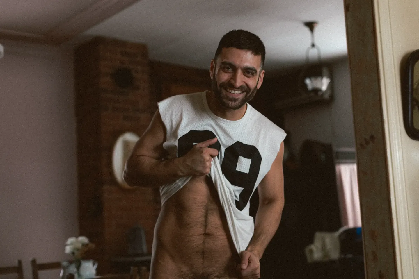 Boudoir homme barbu chalet — photographe boudoir masculin St-Sauveur