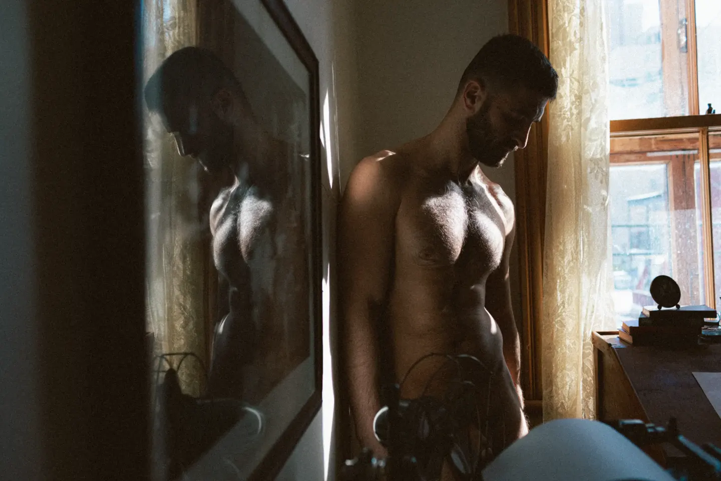 Boudoir masculin intérieur chaud — portrait homme barbu Belle Tronche Boudoir