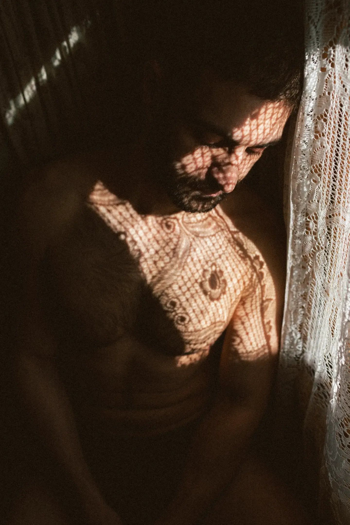 Portrait boudoir homme chalet Laurentides — ambiance intime naturelle