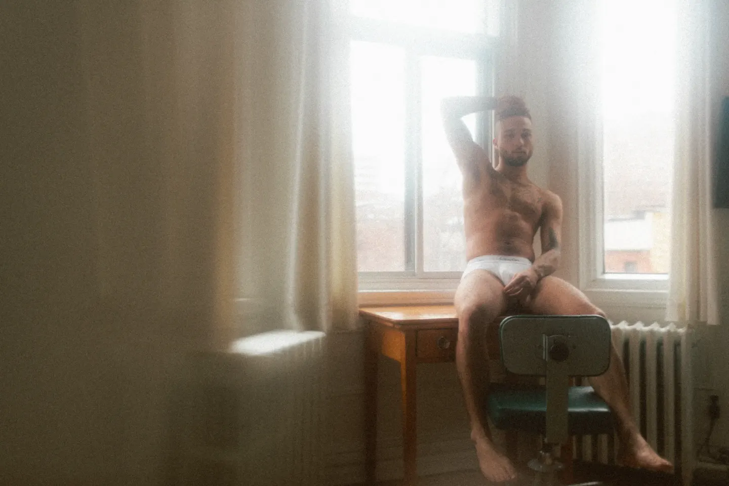 Séance boudoir chalet vintage — homme nu tatoué photographe boudoir Montréal