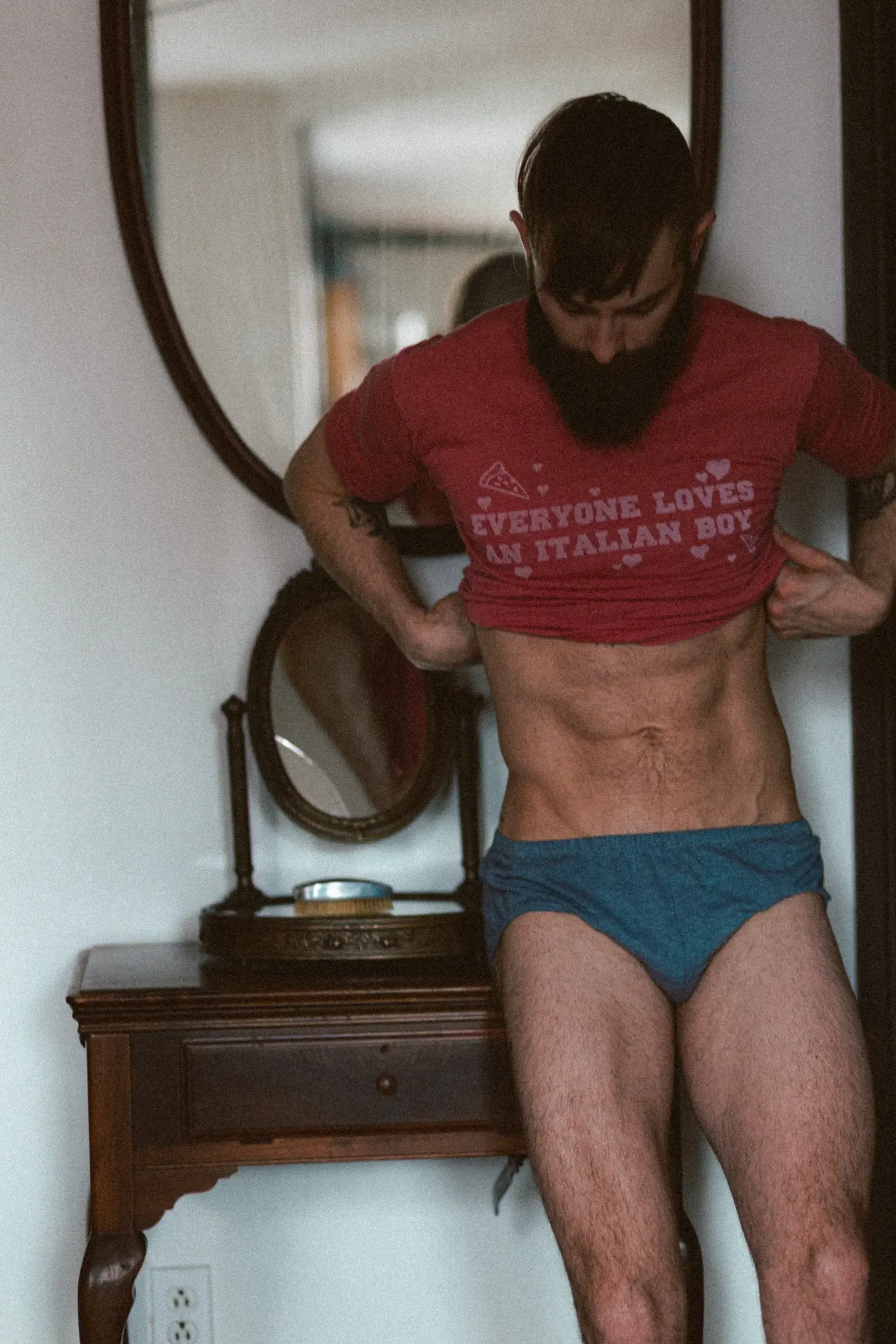 Nu masculin chalet vintage — boudoir artistique homme Simon Bonnallie