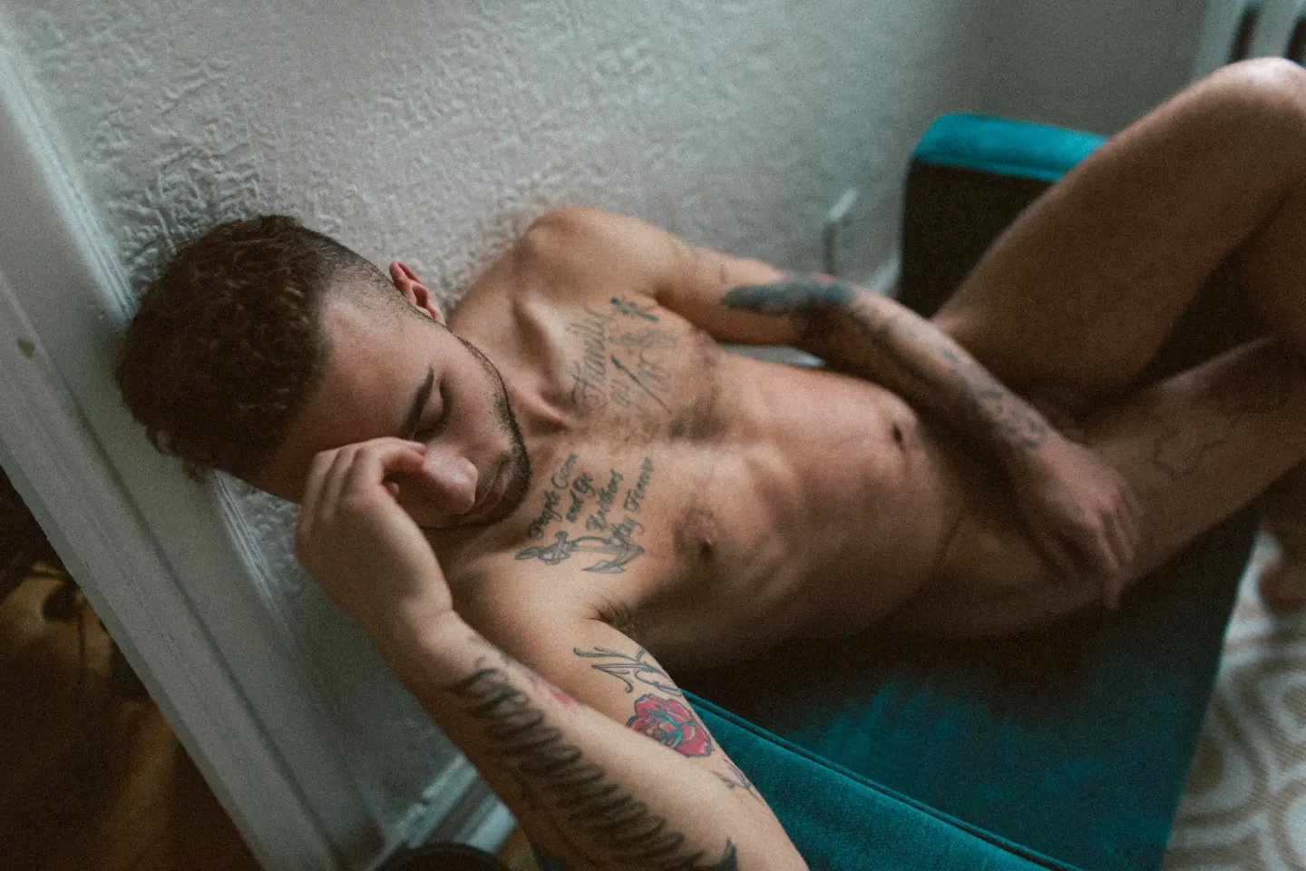 Portrait boudoir homme nu tatoué — chalet vintage Simon Bonnallie photographe