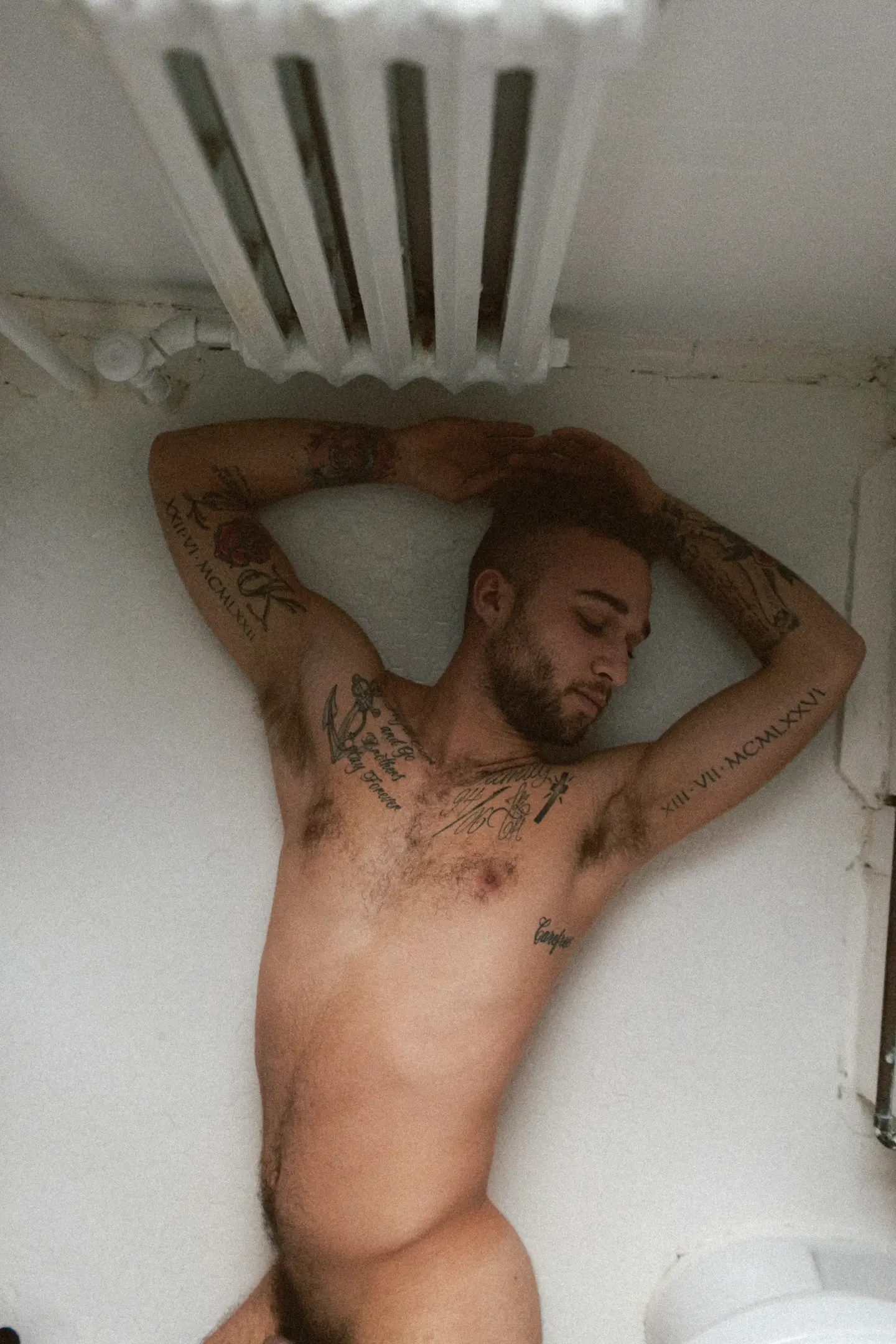 Séance boudoir chalet — nu masculin tatoué photographe boudoir Laurentides