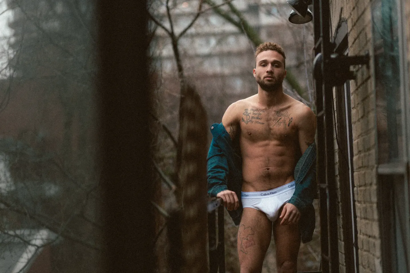 Portrait boudoir masculin chambre — homme tatoué sous-vêtements Simon Bonnallie