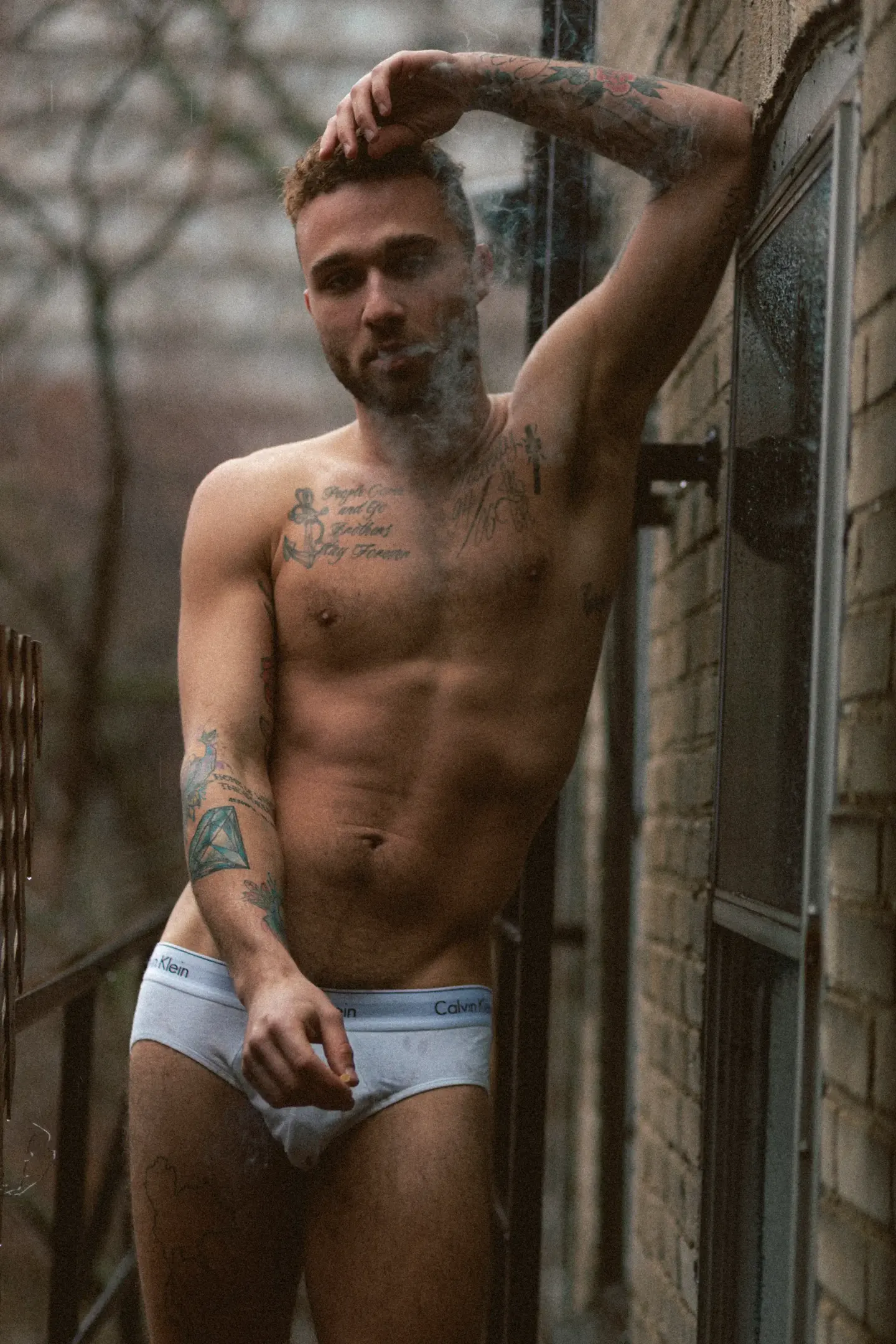Boudoir masculin chambre intérieur — portrait intime homme Simon Bonnallie