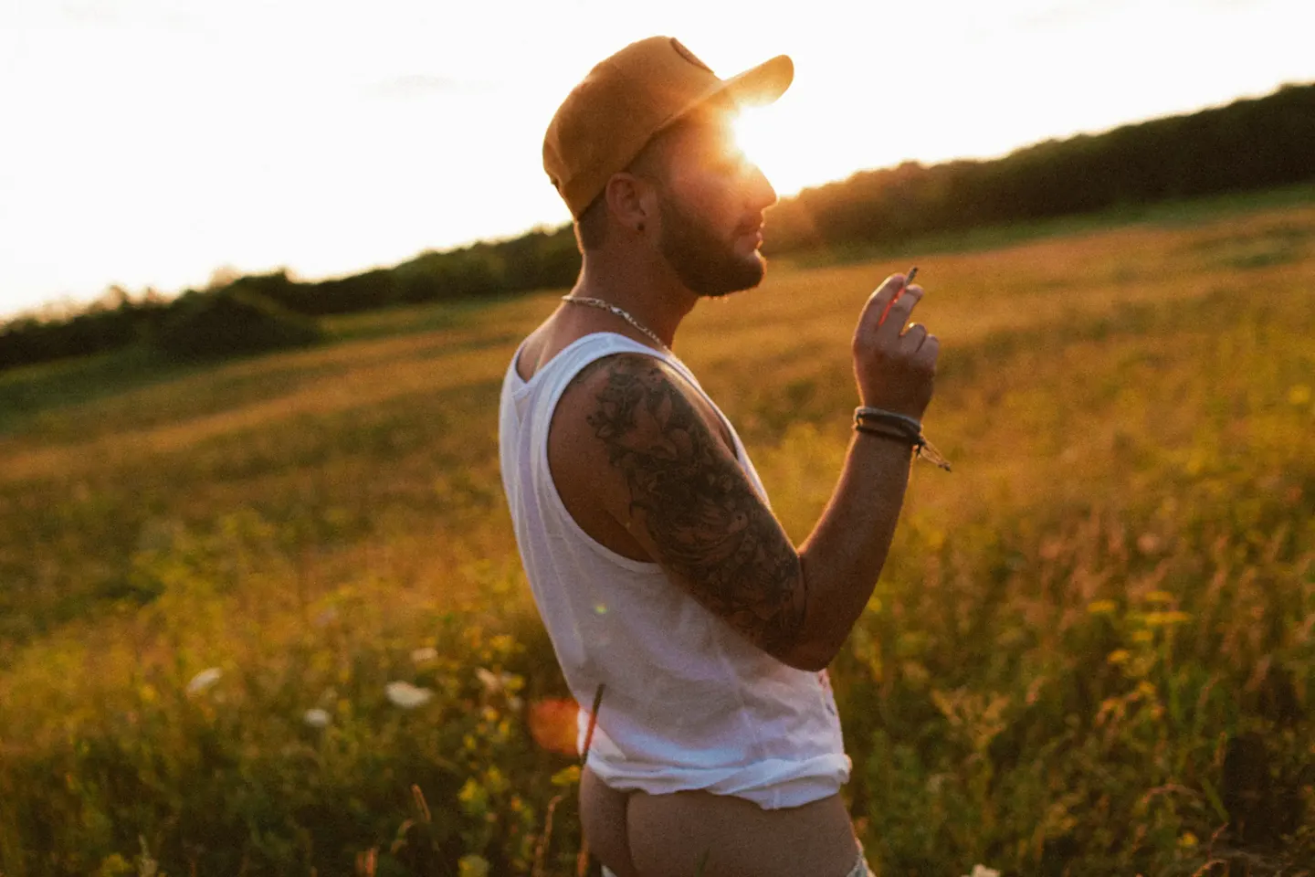 Portrait boudoir homme sentier nature — Simon Bonnallie photographe Laurentides