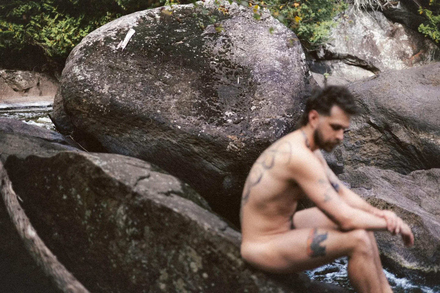 Portrait boudoir homme nu en forêt automnale — Simon Bonnallie photographe