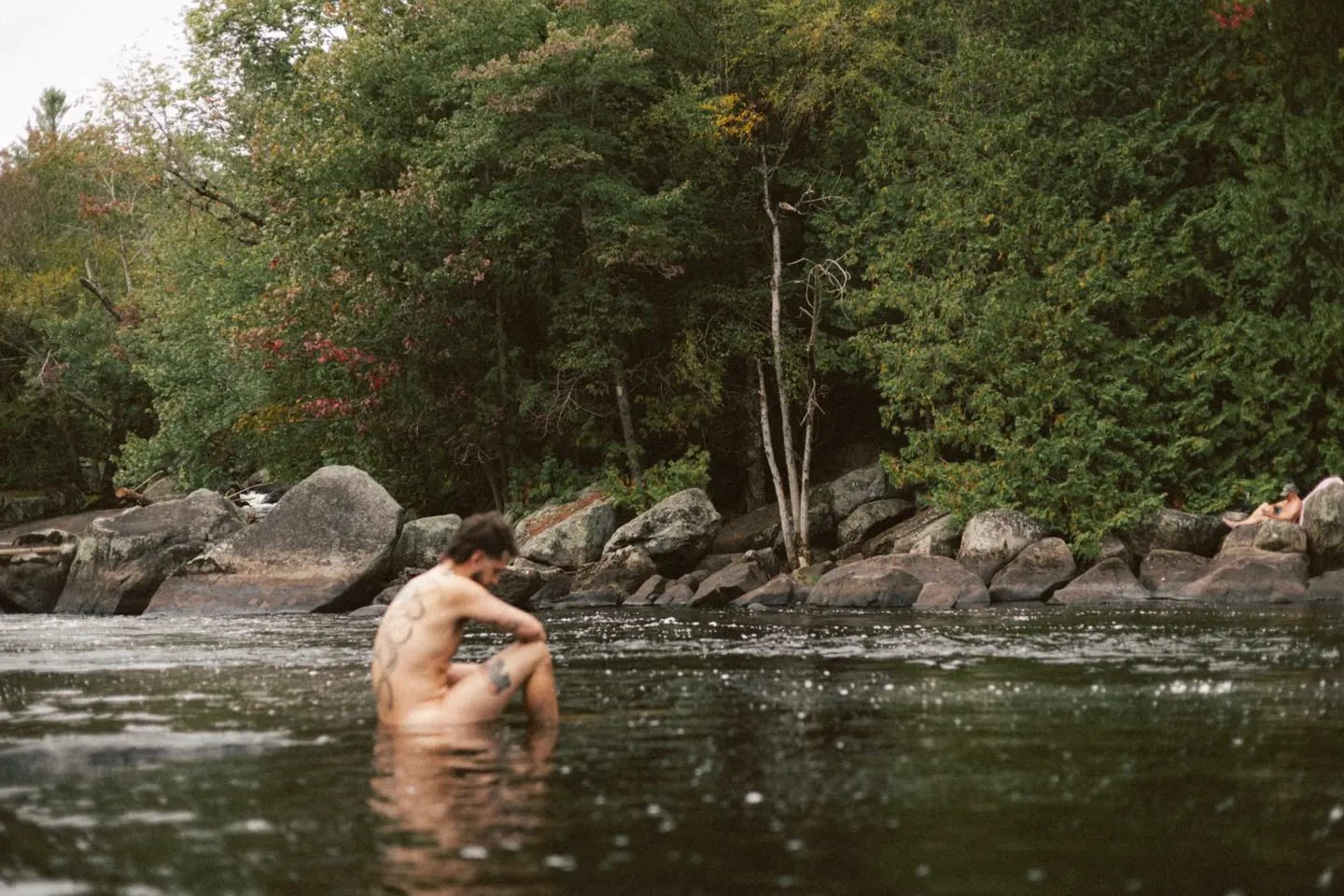 Séance boudoir masculin en rivière — nu intégral en nature, Belle Tronche Boudoir