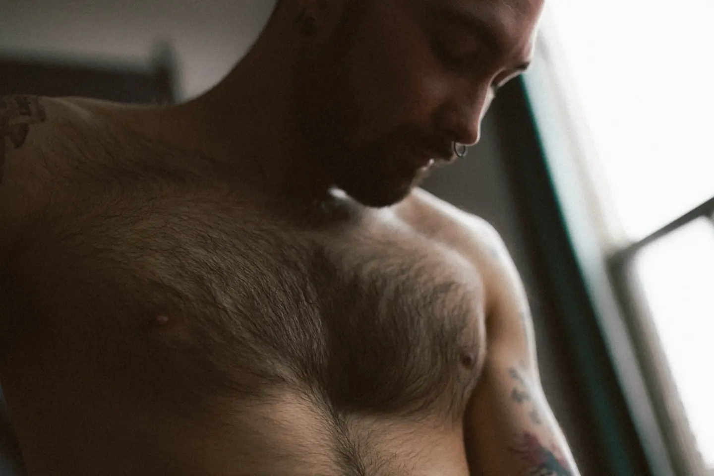 Portrait torse nu boudoir en extérieur naturel — Belle Tronche Boudoir Laurentides