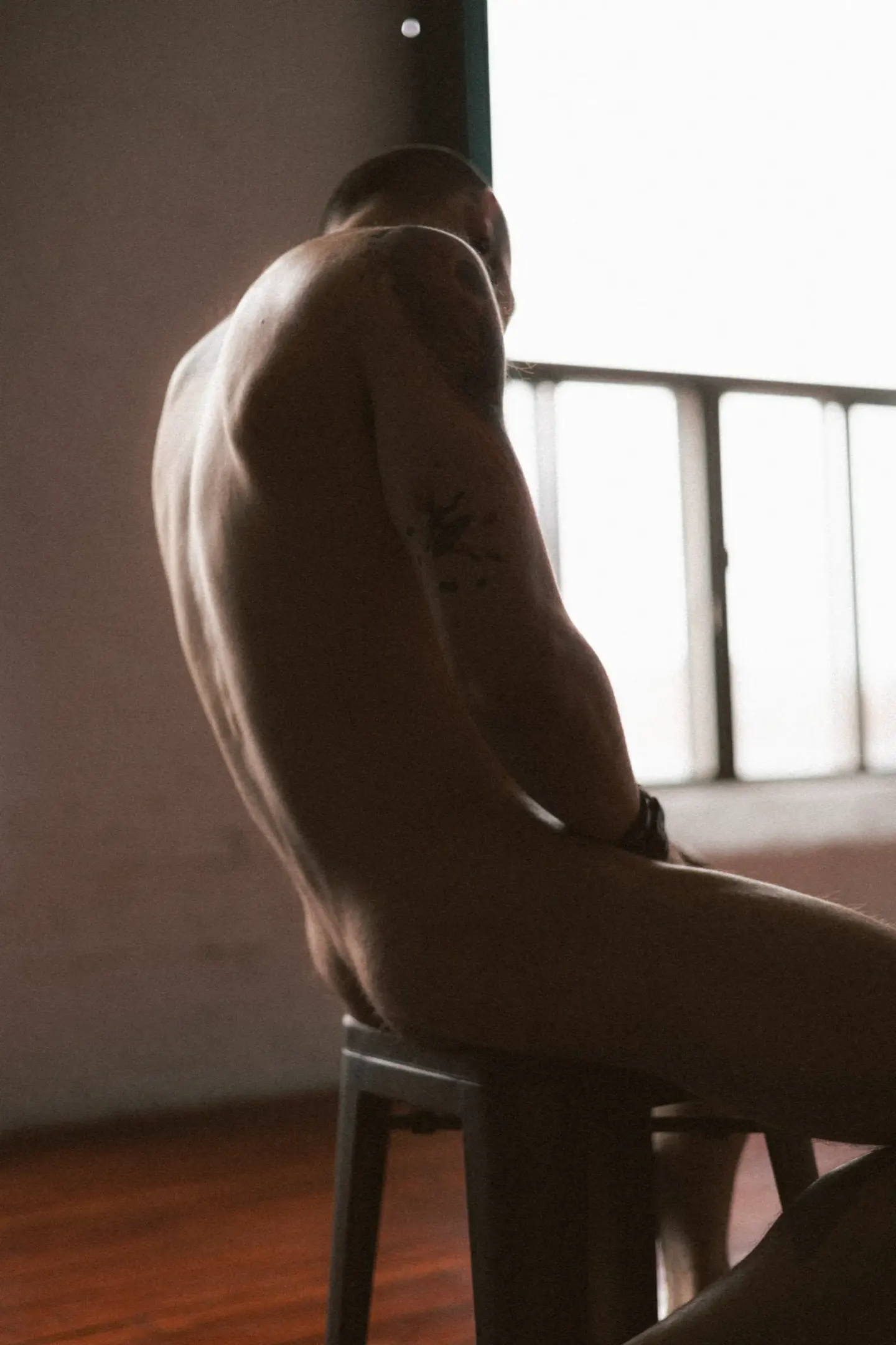 Nu masculin dos chaise studio — boudoir homme Belle Tronche Boudoir Montréal